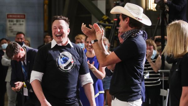 Elon Musk's brother Kimbal Musk applauds to him at a briefing after the launch of a SpaceX Falcon 9 rocket and Crew Dragon spacecraft on NASA's SpaceX Demo-2 mission to the International Space Station from NASA's Kennedy Space Center in Cape Canaveral, Florida, U.S. May 30, 2020. - Sputnik International