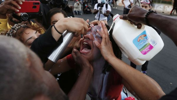 A pepper-sprayed woman in Minneapolis, Minnesota - Sputnik International