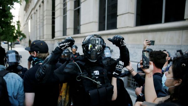 An anarchist reacts to the camera during a protest amid nationwide unrest following the death in Minneapolis police custody of George Floyd, at Lafayette Park near the White House in Washington, U.S., May 31, 2020. - Sputnik International
