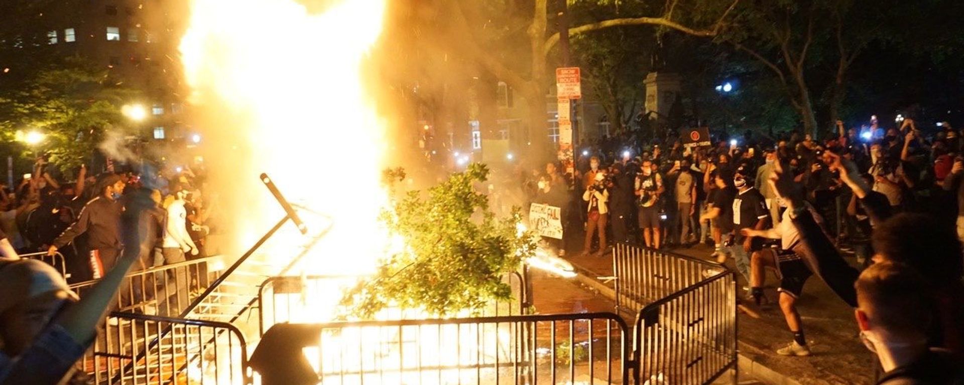 'Black Lives Matter': Washington, DC in Flames as George Floyd Riots Rage on - Sputnik International, 1920, 22.07.2021