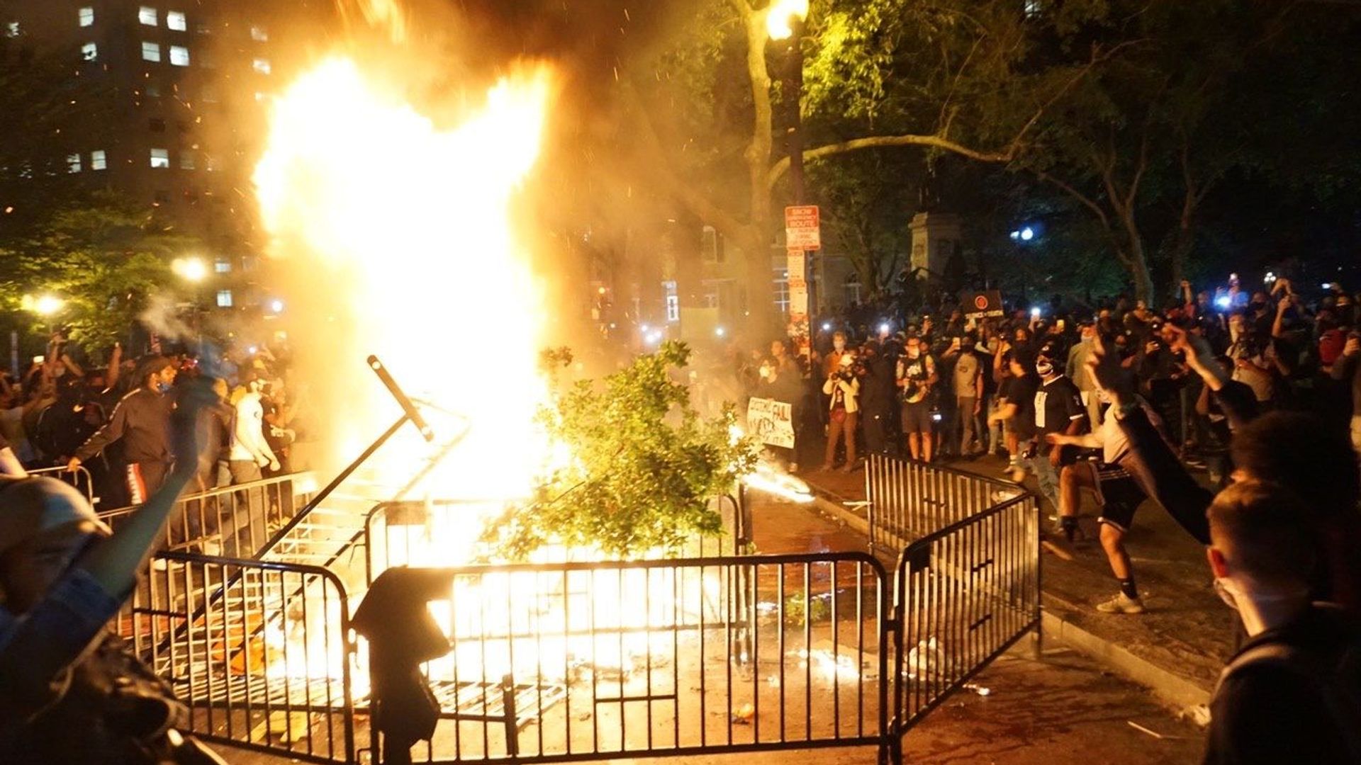 'Black Lives Matter': Washington, DC in Flames as George Floyd Riots Rage on 'Black Lives Matter': Washington, DC in Flames as George Floyd Riots Rage on - Sputnik International, 1920, 22.07.2021