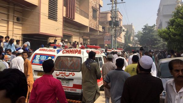 Ambulances and fire vehicles gather at the site of a passenger plane crash in a residential area near an airport in Karachi, Pakistan 22 May 2020 - Sputnik International