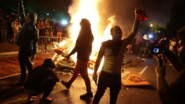 Protesters rally around a bonfire in the midst of protests against the death in Minneapolis police custody of George Floyd near the White House in Washington, U.S. May 31, 2020. Picture taken May 31, 2020.  - Sputnik International