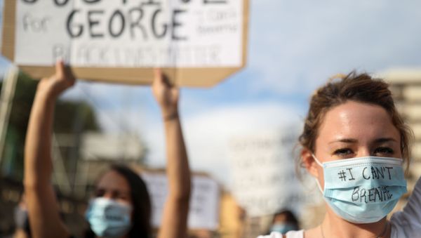People wear protective face masks during a protest against the death in Minneapolis police custody of George Floyd, in front of a U.S. consulate, in Barcelona, Spain June 1, 2020 - Sputnik International