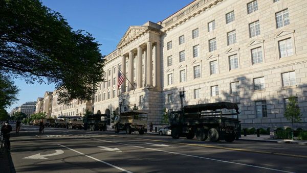 Military trucks arrive in US capital as Trump announces all federal resources will be mobilized to end unrest - Sputnik International