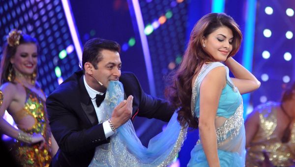 Indian Bollywood actors Salman Khan (C) and Jacqueline Fernandez on the set of television show Bigg Boss 8 in Lonavala on January 3, 2015. AFP PHOTO/STR - Sputnik International