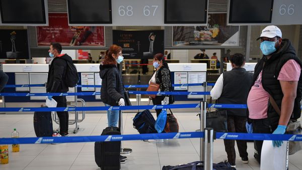 Romanian harvest workers heading to the UK wait in line to enter the Henry Coanda airport in Bucharest April 30, 2020, amid the novel coronavirus COVID-19 pandemic - Sputnik International