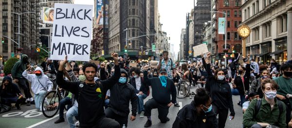 Protesters have a moment of silence during a rally against the death in Minneapolis police custody of George Floyd, in the Manhattan borough of New York City, U.S., June 1, 2020 Protesters have a moment of silence during a rally against the death in Minneapolis police custody of George Floyd, in the Manhattan borough of New York City, U.S., June 1, 2020 - Sputnik International