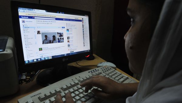 An Indian woman logs onto Facebook on her computer at her home in Hyderabad on May 14, 2012 - Sputnik International