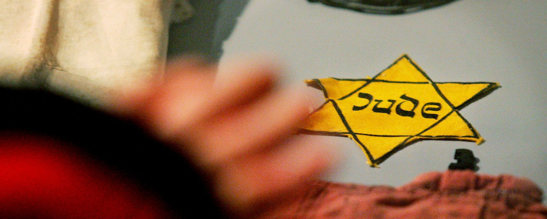 A yellow Star of David Jews were forced to wear by the Nazis, is seen with other belongings of holocaust survivors from the Auschwitz-Birkenau concentration camp that are on display at the Yad Vashem Holocaust Memorial in Jerusalem, Monday, Jan. 24, 2005 A yellow Star of David Jews were forced to wear by the Nazis, is seen with other belongings of holocaust survivors from the Auschwitz-Birkenau concentration camp that are on display at the Yad Vashem Holocaust Memorial in Jerusalem, Monday, Jan. 24, 2005 - Sputnik International, 1920, 15.03.2021