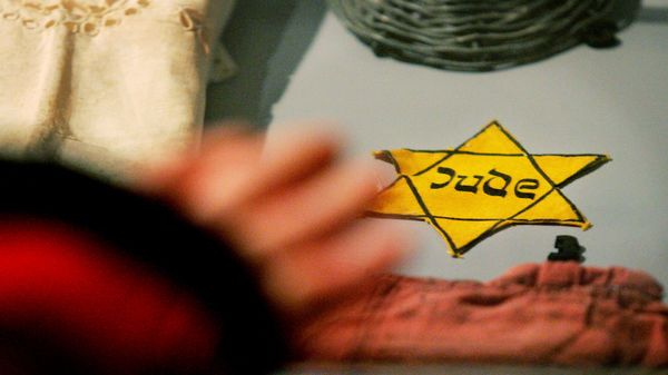 A yellow Star of David Jews were forced to wear by the Nazis, is seen with other belongings of holocaust survivors from the Auschwitz-Birkenau concentration camp that are on display at the Yad Vashem Holocaust Memorial in Jerusalem, 24 January 2005 - Sputnik International