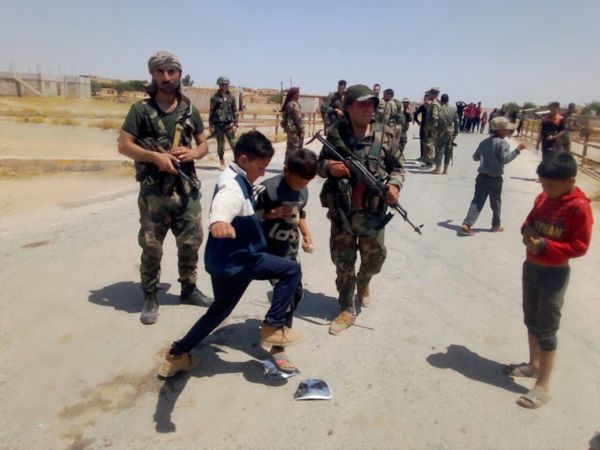 Syrian Kids Hurl Stones at US Military Convoy Trying to Enter Damascus-Held Area - Videos, Photos - Sputnik International
