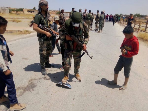 Syrian Kids Hurl Stones at US Military Convoy Trying to Enter Damascus-Held Area - Videos, Photos - Sputnik International