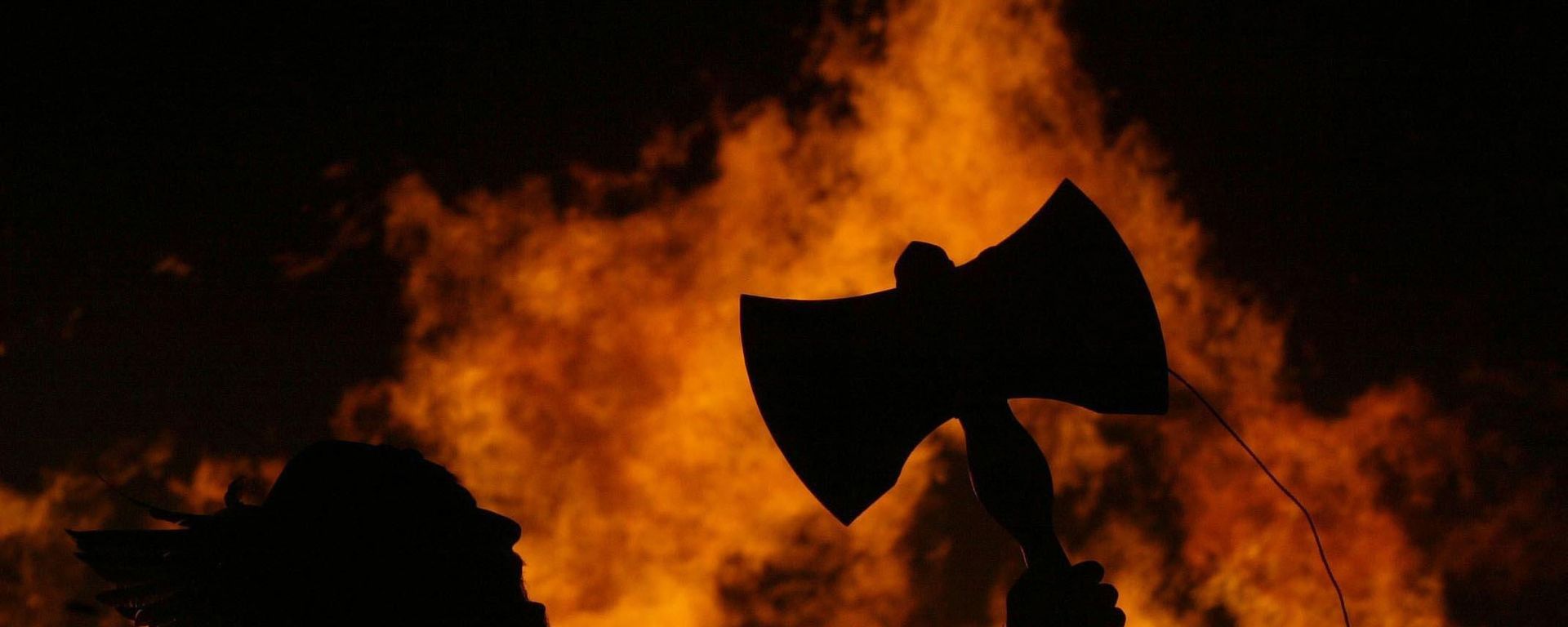 A man dressed as an ancient Viking warrior holds his axe aloft as a Viking Long boat is set alight to mark the traditional start of the New Year celebrations on Carlton Hill, Edinburgh, Scotland, Wednesday Dec. 29, 2004 A man dressed as an ancient Viking warrior holds his axe aloft as a Viking Long boat is set alight to mark the traditional start of the New Year celebrations on Carlton Hill, Edinburgh, Scotland, Wednesday Dec. 29, 2004 - Sputnik International, 1920, 09.06.2021