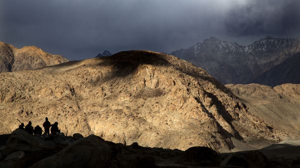 In this 14 September 2018, photo, Border Roads Organisation workers rest near Pangong Lake in the Ladakh region, India.  - Sputnik International