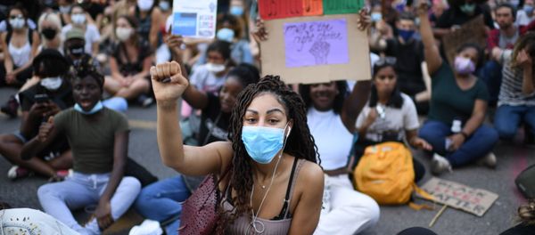 Demonstrators sit in the road near the US Embassy in London on May 31, 2020 to protest the death of George Floyd, an unarmed black man who died after a police officer knelt on his neck for nearly nine minutes during an arrest in Minneapolis, USA Demonstrators sit in the road near the US Embassy in London on May 31, 2020 to protest the death of George Floyd, an unarmed black man who died after a police officer knelt on his neck for nearly nine minutes during an arrest in Minneapolis, USA - Sputnik International