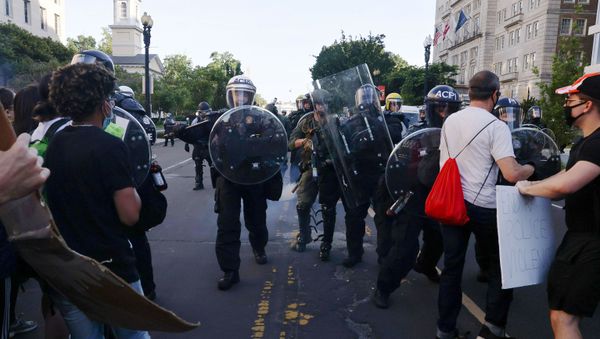 Police move in to eject protesters from the vicinity of St. John’s Church before U.S. President Donald Trump paid a visit, during demonstrations against the death in Minneapolis police custody of George Floyd, near the White House in Washington, U.S. June 1, 2020 - Sputnik International