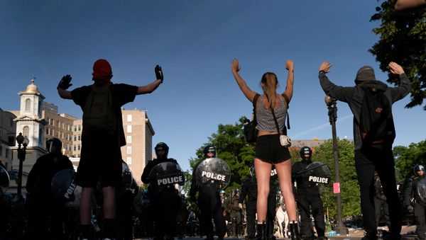 Protestors stand with their hands in the air in front of St. John's Episcopal Church - Sputnik International