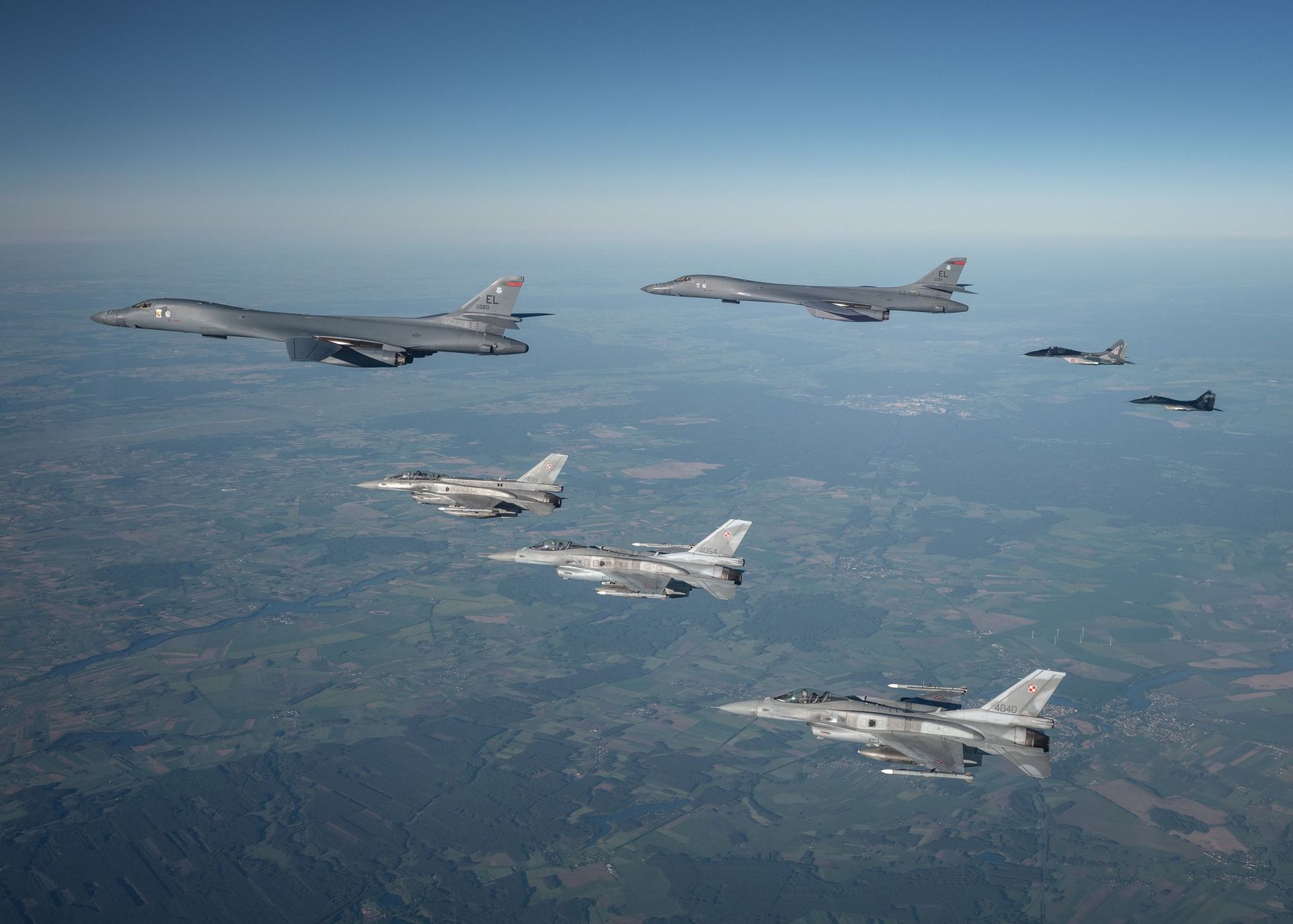 Polish F-16s and MiG-29s escort a B1B Lancer during a training mission for Bomber Task Force Europe, May 29, 2020. Polish F-16s and MiG-29s escort a B1B Lancer during a training mission for Bomber Task Force Europe, May 29, 2020. - Sputnik International, 1920, 28.01.2022
