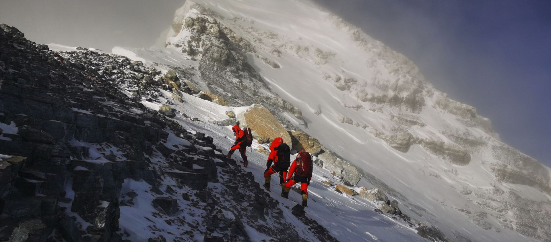 In this photo released by Xinhua News Agency, members of a Chinese surveying team head for the summit of Mount Everest, also known locally as Mt. Qomolangma, Wednesday, May 27, 2020. The Chinese government-backed team plans to summit Mount Everest this week at a time when the world's tallest peak has been closed to commercial climbers. In this photo released by Xinhua News Agency, members of a Chinese surveying team head for the summit of Mount Everest, also known locally as Mt. Qomolangma, Wednesday, May 27, 2020. The Chinese government-backed team plans to summit Mount Everest this week at a time when the world's tallest peak has been closed to commercial climbers. - Sputnik International, 1920, 22.01.2021