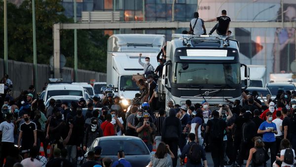 People block the road as they attend a banned demonstration planned in memory of Adama Traore, a 24-year old black Frenchman who died in a 2016 police operation which some have likened to the death of George Floyd in the United States, near the courthouse in Paris, France June 2, 2020 - Sputnik International