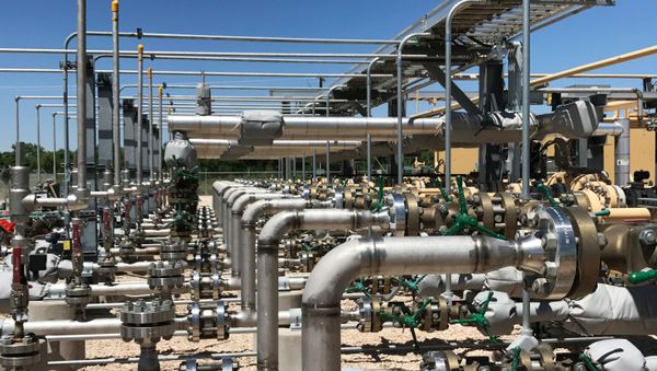 Equipment used to process carbon dioxide, crude oil and water is seen at an Occidental Petroleum Corp enhanced oil recovery project in Hobbs, New Mexico, U.S. on May 3, 2017 Equipment used to process carbon dioxide, crude oil and water is seen at an Occidental Petroleum Corp enhanced oil recovery project in Hobbs, New Mexico, U.S. on May 3, 2017 - Sputnik International
