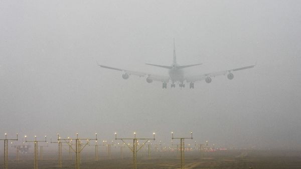 A plane lands at the Indira Gandhi International Airport through morning fog, in New Delhi, India - Sputnik International