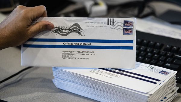 Hand holding a mail in ballot for the Democratic Party primaries in 2020 - Sputnik International