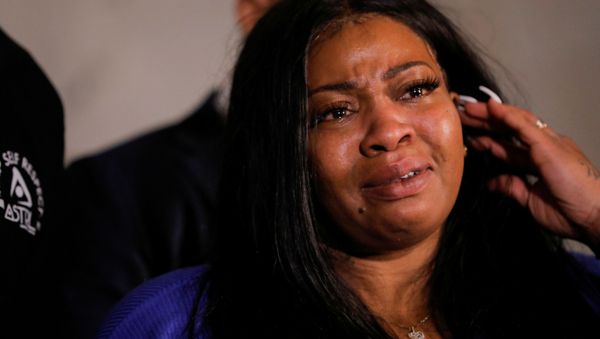 The morther of George Floyd's 6-year-old daughter Gianna, Roxie Washington, reacts before her daughter speaks about her father, following the death in Minneapolis police custody of George Floyd, at Minneapolis City Hall, in Minneapolis, U.S., June 2, 2020 - Sputnik International