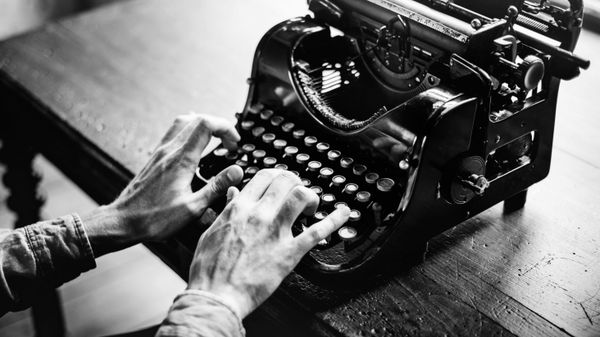 A journalist behind an old fashioned typewriter  - Sputnik International