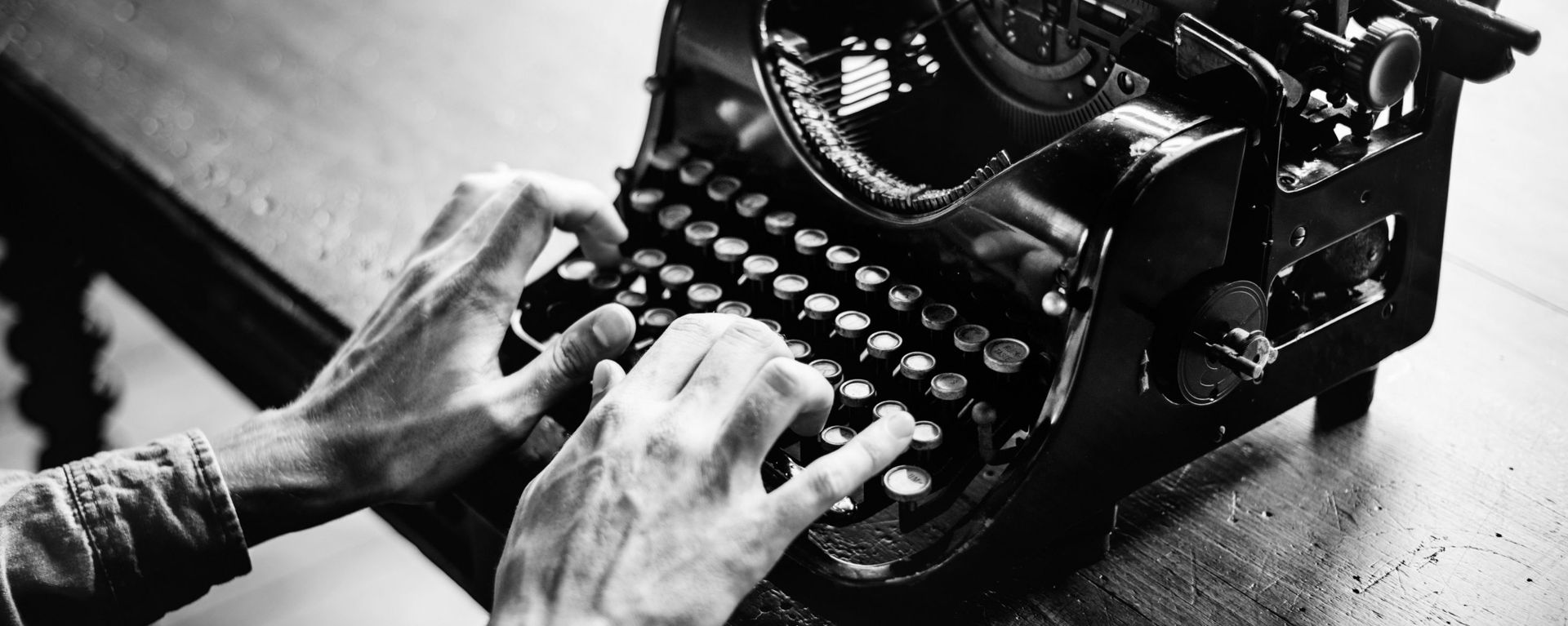 A journalist behind an old fashioned typewriter A journalist behind an old fashioned typewriter - Sputnik International, 1920, 03.05.2021