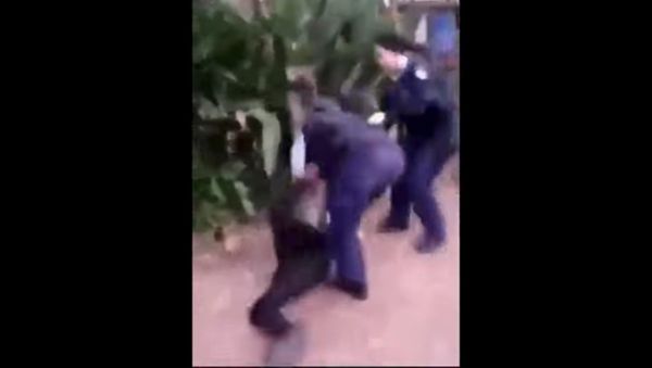 Cellphone footage captures an unidentified New South Wales police officer body-slamming an Aboriginal teenager onto the ground face-first. - Sputnik International