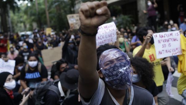 People protest against crimes committed by the police against black people in the favelas, outside the Rio de Janeiro's state government, Brazil, Sunday, May 31, 2020 - Sputnik International