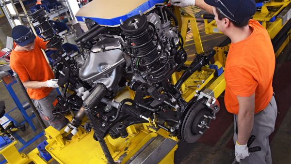 Workers on a car assembly line - Sputnik International