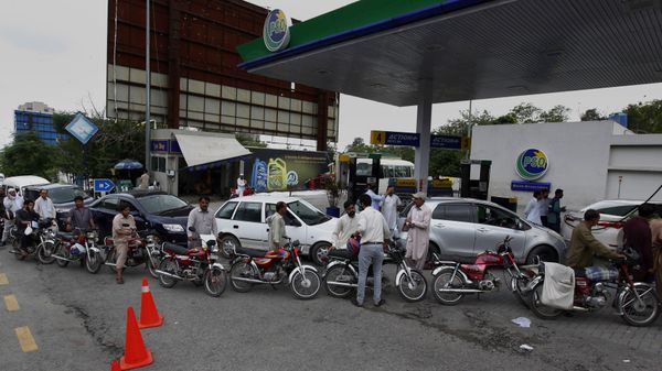 Motorcyclists and vehicles stand in a long queue for fuel due to an oil tanker strike at a fuel station in Islamabad, Pakistan, Wednesday, July 26, 2017 - Sputnik International