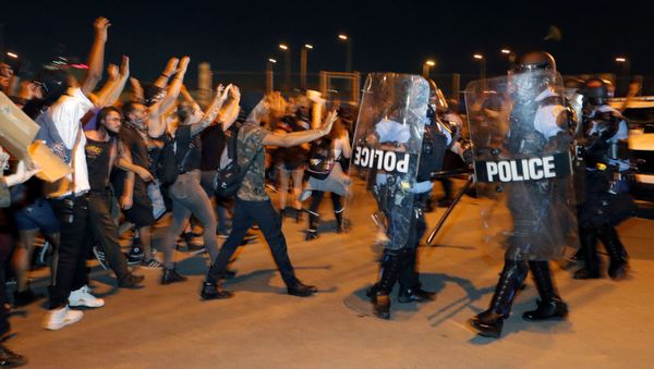 Protesters breach a line of police atop the Crescent City Connection bridge, which spans the Mississippi River in New Orleans, Wednesday, June 3, 2020, during a protest over the death of George Floyd, who died May 25 after being restrained by police in Minneapolis - Sputnik International