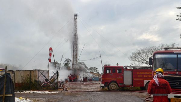 An Oil India Limited (OIL) firefighter oversees works near an oil well site following the May 27 blast at the Baghjan oil field of Tinsukia district, some 550 Kms from Guwahati, the capital of India's northeastern state of Assam on June 1, 2020 - Sputnik International
