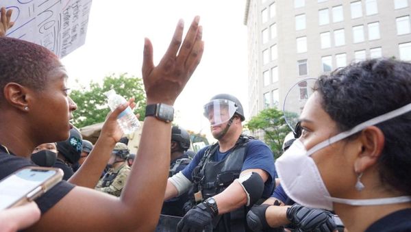 People and police during protests in Washington DC on 3 June 2020 - Sputnik International