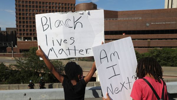 Protestors march across the Brooklyn Bridge against the death in Minneapolis police custody of George Floyd in New York City, New York, U.S., June 4, 2020. REUTERS/Jeenah Moon - Sputnik International