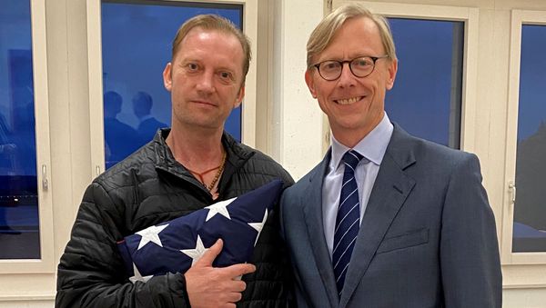 Michael White, a freed U.S. Navy veteran detained in Iran since 2018, poses with U.S. Special Envoy for Iran Brian Hook while on his return to the United States at Zurich Airport in Zurich, Switzerland June 4, 2020 - Sputnik International