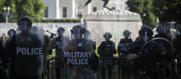 DC National Guard military police officers look on as demonstrators rally near the White House against the death in Minneapolis police custody of George Floyd, in Washington, D.C., U.S., June 1, 2020 DC National Guard military police officers look on as demonstrators rally near the White House against the death in Minneapolis police custody of George Floyd, in Washington, D.C., U.S., June 1, 2020 - Sputnik International