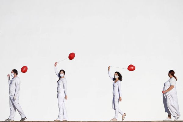 Artists perform with red balloons at a protest in honor of people who died from coronavirus disease (COVID-19) during its outbreak in Brasilia, Brazil June 1, 2020.  - Sputnik International
