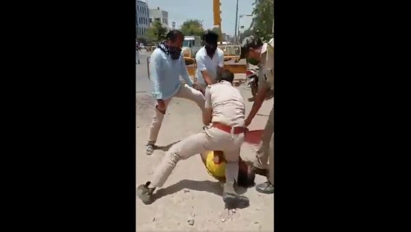 Cops throwing a person on the ground and pressing his neck Cops throwing a person on the ground and pressing his neck - Sputnik International