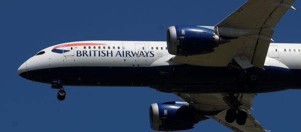 A British Airways passenger plane comes in to land at London Heathrow airport, following the outbreak of the coronavirus disease (COVID-19), London, Britain, May 21, 2020. REUTERS/Toby Melville - Sputnik International