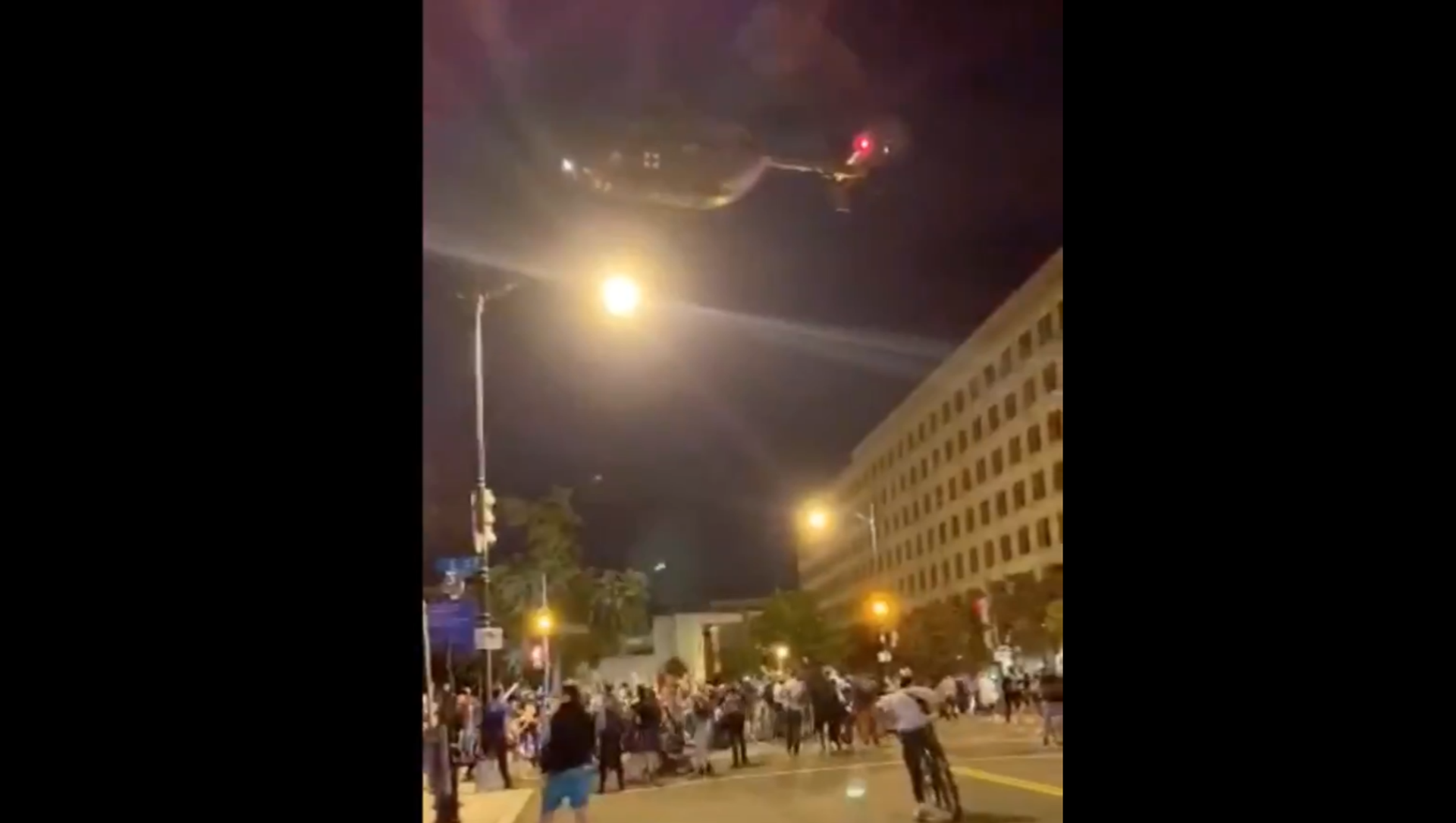 A National Guard UH-72 Lakota helicopter is seen hovering just feet above the heads of protesters in Washington, DC, on June 1, 2020 A National Guard UH-72 Lakota helicopter is seen hovering just feet above the heads of protesters in Washington, DC, on June 1, 2020 - Sputnik International, 1920, 15.04.2021
