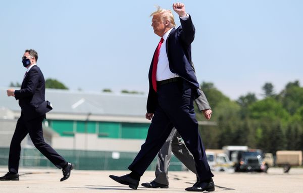 Not Welcome: Maine Residents Give Trump One-Finger Salute During Visit - Videos  - Sputnik International
