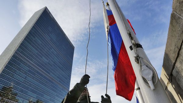 A United Nations security officer raises the Russian flag outside U.N. headquarters, Tuesday morning, Feb. 21, 2017. - Sputnik International