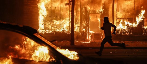 A protester runs past burning cars and buildings on Chicago Avenue, Saturday, May 30, 2020, in St. Paul, Minn. Protests continued following the death of George Floyd, who died after being restrained by Minneapolis police officers on Memorial Day. A protester runs past burning cars and buildings on Chicago Avenue, Saturday, May 30, 2020, in St. Paul, Minn. Protests continued following the death of George Floyd, who died after being restrained by Minneapolis police officers on Memorial Day. - Sputnik International