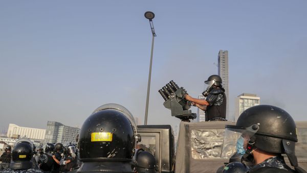 A Lebanese riot policeman prepares to fire tear gas to disperse protesters amid clashes following a demonstration in central Beirut on June 6, 2020. - Sputnik International