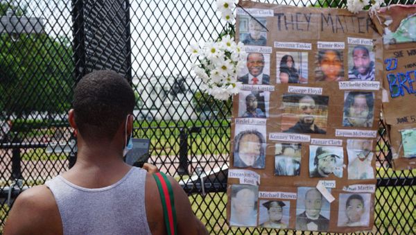 A man stands next to photos of victims of police brutality displayed on a metal fence during a protest near the White House in Washington DC, US, 06.06.2020. A man stands next to photos of victims of police brutality displayed on a metal fence during a protest near the White House in Washington DC, US, 06.06.2020. - Sputnik International